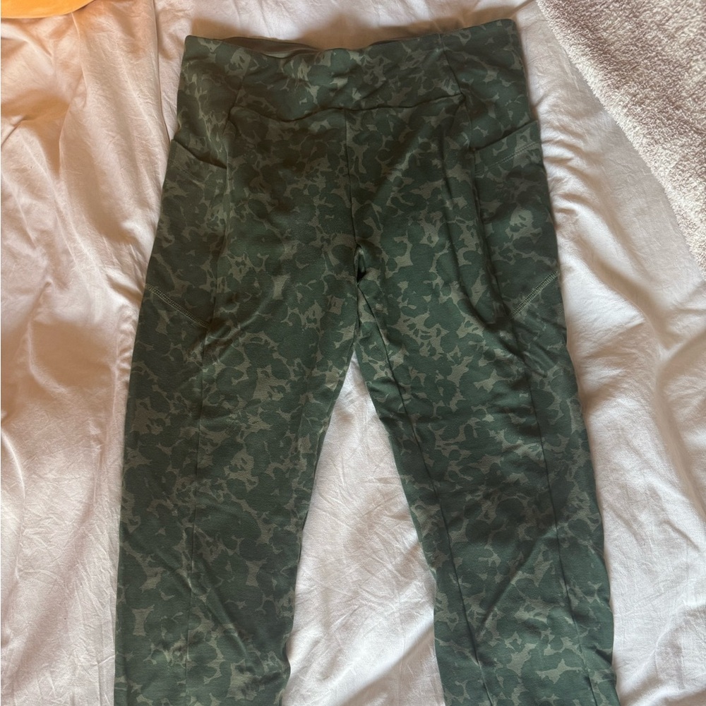 CABI GREEN CAMO LEGGINGS🍏